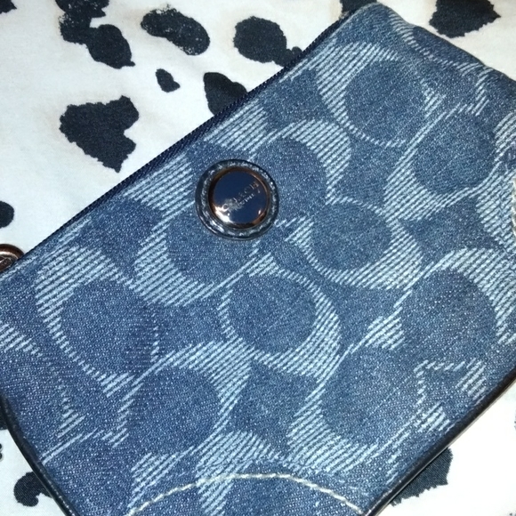 Iam selling a coach wristlet - Picture 1 of 4
